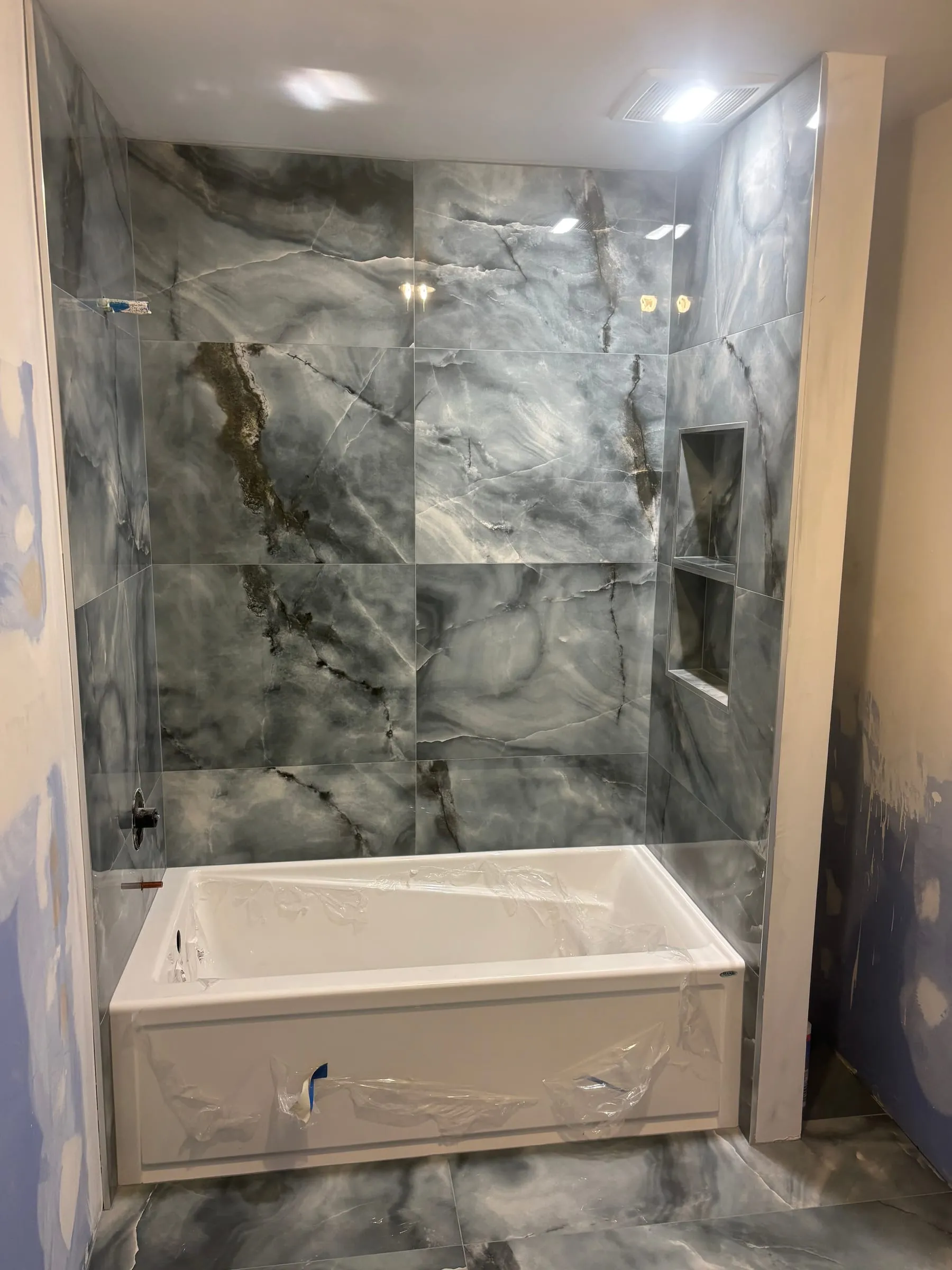 Onyx-look tub surround with a recessed niche
