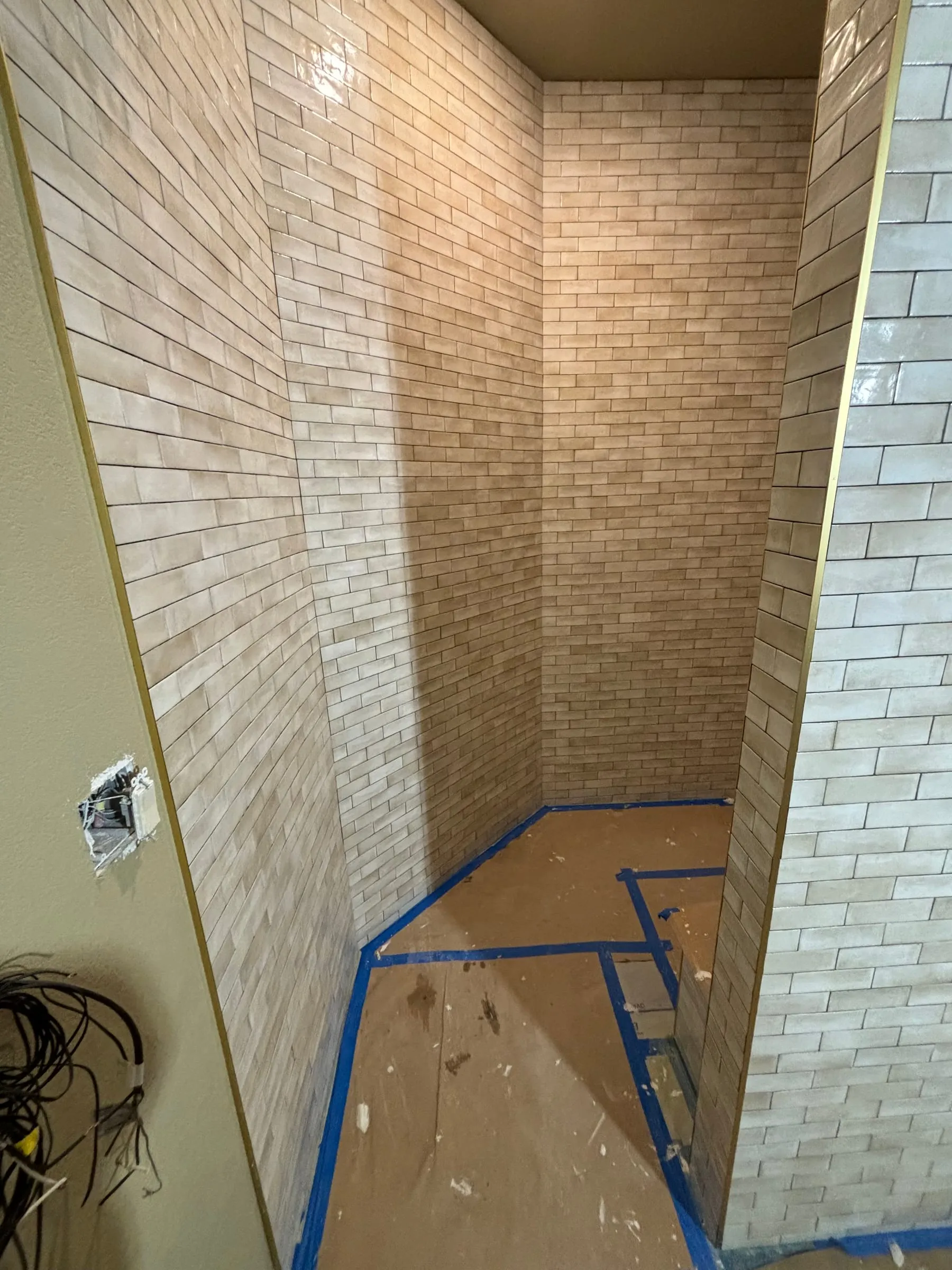 Shower corner in glossy cream brick-look tile
